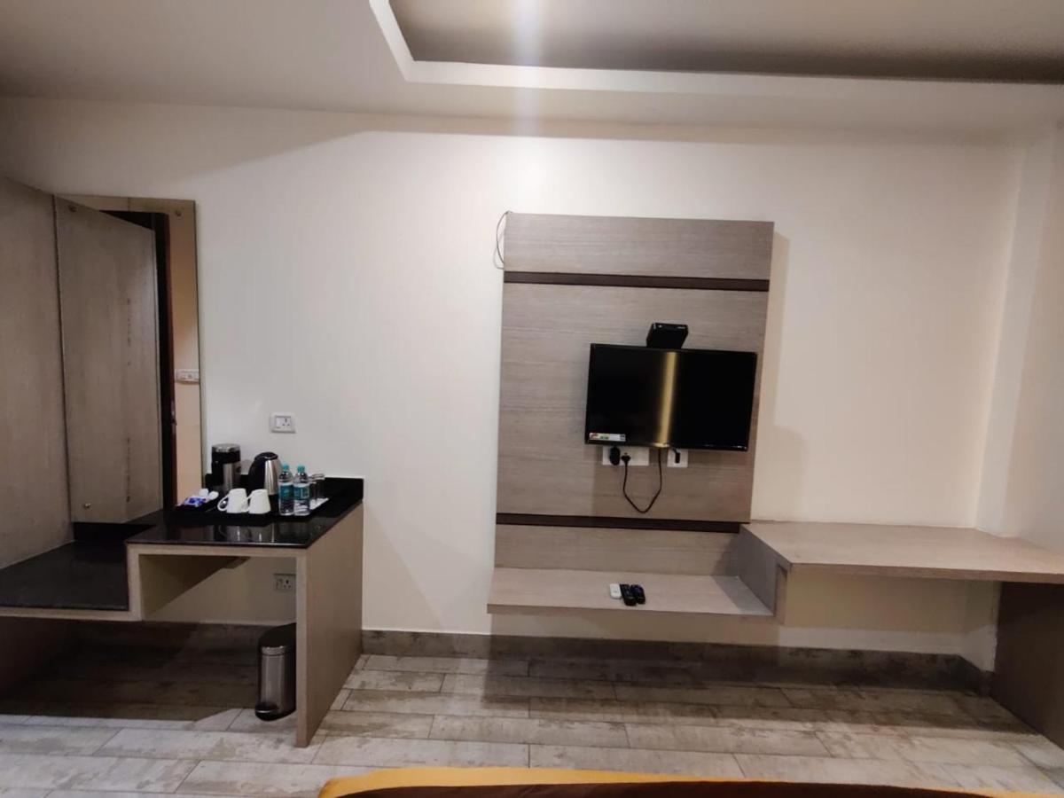 Hotel D Silverleaf Lucknow Ngoại thất bức ảnh